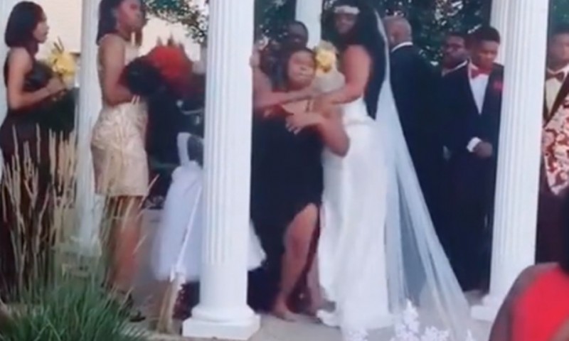 Una mujer embarazada irrumpe en medio de su amorosa boda (momento del video)