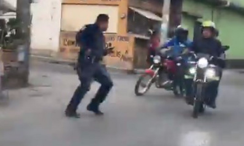 Un repartidor ayuda a un oficial de policía a perseguir y atrapar a unos ladrones