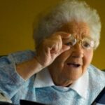La abuela conquista Twitter por la forma en que se dirige a Google - CABROWORLD